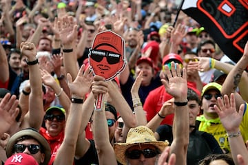 Aficionados de Bagnaia celebran el triunfo de su piloto preferido en el GP de Italia.