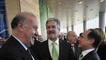 <b>CON MARÍN.</b> Del Bosque, ayer en la sede de Iberdrola junto a Manuel Marín, expresidente del Congreso.