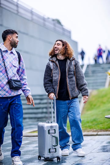 David Raya y Marc Cucurella llegando a Las Rozas. 
 