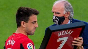 Beñat en su despedida con Iribar.