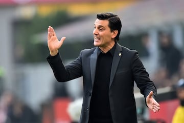 AC Milan's Serbian coach Vincenzo Montella reacts during the Italian Serie A football match between AC  Milan and Pescara at the San Siro Stadium in Milan on October 30, 2016.