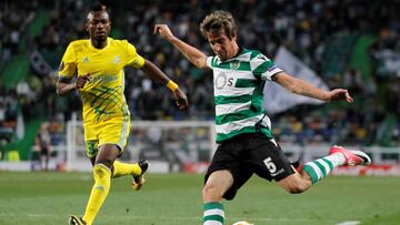 Patrick Twumasi frente a Coentrao en un partido entre el Astana y el Sporting.