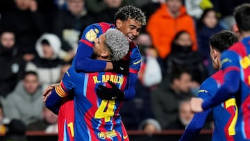 0-2. Ronald Araujo celebra el tanto que anota con Lamine Yamal.