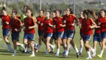 Las chicas de la Sub-19, entrenando.