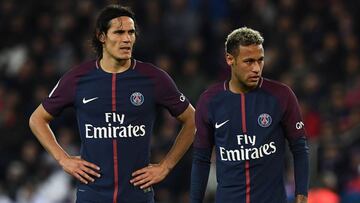 Paris Saint-Germain's Uruguayan forward Edinson Cavani (L) and Paris Saint-Germain's Brazilian forward Neymar react during the French Ligue 1 football match between Paris Saint-Germain (PSG) and Lyon (OL) at the Parc des Princes stadium in Paris. / AFP PHOTO / FRANCK FIFE