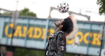 Anderson García, brasileño de 31 años y famoso en Camdem Town por su imagen estereotipada de punk, no puede resistirse a dar toque con un balón ante la mirada de turistas y curiosos.
