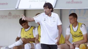Raúl, dando instrucciones durante un partido.