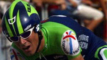 <b>MALA SUERTE</b>. Alejandro Valverde, uno de los favoritos a hacerse con el triunfo final en la Vuelta a España, ha sufrido una aparatosa caída, aunque se ha reincorporado al pelotón.