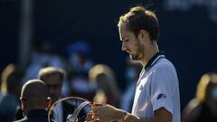 Toronto (Canada), 15/08/2021.- Daniil Medvedev of Russia looks at the trophy after defeating Reilly Opelka of the US in the final of the National Bank Open men&#039;s tennis tournament in Toronto, Canada, 15 August 2021. (Tenis, Abierto, Rusia) EFE/EPA/WARREN TODA