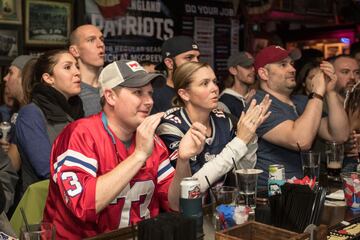 Los aficionados de los Patriots se reunieron en bares para ver el partido mientras comían alitas y bebían cervezas. Aunque los Patriots recorrieron muchas más yardas que los Rams, éstas no se llegaron a materializar en puntos.