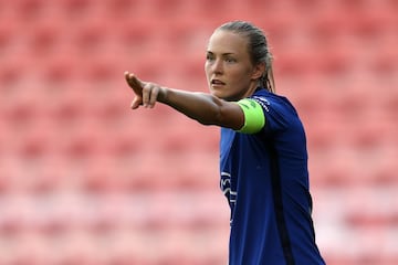 Otra central de categoría en esta final es Eriksson (27 años, Estocolmo), que regresa a su Suecia natal para cumplir el sueño de levantar la Champions. Tanto ella como la inglesa Millie Bright han formado una espectacular pareja defensiva y la jugadora sueca del año 2020 no sólo es una defensa de fuerza y excelencia técnica, sino también una organizadora que puede lanzar ataques. Capitana del Chelsea desde 2019, se presenta como una de las futbolistas a seguir en este Chelsea-Barça. 