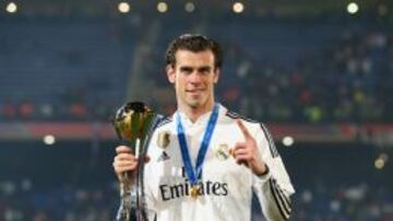 Gareth posa con el trofeo del Mundial de Clubes.