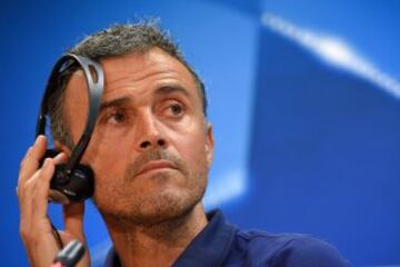 Luis Enrique es el enemigo número 1 del Santiago Bernabéu. Tras haber jugado en Real Madrid por ocho temporadas, cambió de club, al Barcelona. Y luego de ser considerado ídolo de la ‘Casa Blanca’, el ahora DT no dudaba en enfrentamientos entre ambos equipos alabar a los catalanes en pleno Santiago Bernabéu.