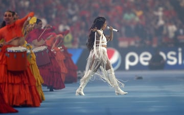 Un momento de la actuación de Camila Cabello previa al inicio del partido.