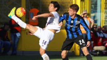 Andrea Conti pelea un bal&oacute;n con Mat&iacute;as Fern&aacute;ndez durante el encuentro de Serie A entre Atalanta y Fiorentina.