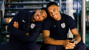 Jude Bellingham y Trent Alexander-Arnold posan para una foto tras el partido de cuartos de final de la Eurocopa 2024 entre Inglaterra y Suiza en el Düsseldorf Arena el 6 de julio de 2024 en Düsseldorf.