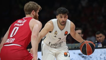 PIRAEUS (Greece), 07/04/2026.- Olympiakos' Thomas Walkup (L) and Real Madrid's Facundo Campazzo (R) in action during the Euroleague basketball match between Olympiakos Piraeus and Real Madrid in Piraeus, Greece, 07 April 2026. (Baloncesto, Euroliga, Grecia, Pireo) EFE/EPA/PETE ANDREOU