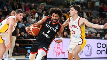 LEÓN , 23/02/2025.- El alero de Bélgica Jean Marc Mwema (i) intenta superar al base de España Mario Saint Supery, durante el partido de la fase de clasificación para el Eurobasket 2025, este domingo en León. EFE/ J.Casares