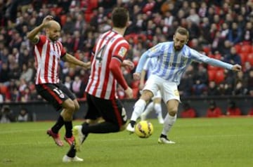 Sergi Darder controla el balón ante los jugadores del Athletic Club Aymeric Laporte y Mikel Rico.