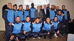 Vicente del Bosque junto a los jugadores de la AD Ferroviaria, club centenario de Madrid que regresa a la competici&oacute;n esta temporada 2019-2020.