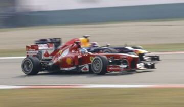 Adelantamiento de Fernando Alonso a Sebastian Vettel.