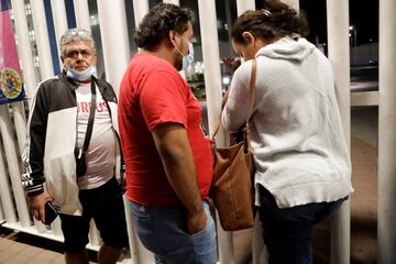 Familiares esperando en las puertas del hospital a recibir noticias de sus familiares heridos. 