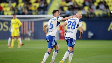 Francés felicita a Mollejo tras marcar el gol de la victoria en Villarreal.