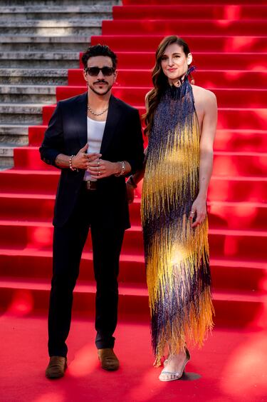 Los cantantes Gonzalo Hermida y Conchita posan en la alfombra roja de la Primera edición de los Premios de la Academia de la Moda Española.
