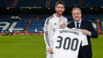 Florentino Pérez entrega la camiseta conmemorativa del partido 300 a Sergio Ramos.
