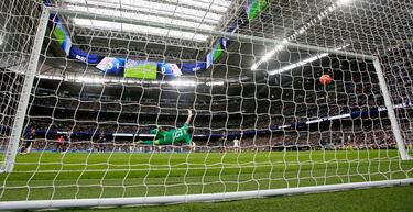 Poco pudo hacer Guaita para detener la el tiro a puerta de Mbappé.