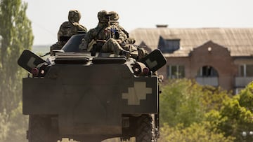 Ukrainian soldiers ride on an armored vehicle enroute to the front line, amid Russia's invasion in Ukraine, in Bakhmut in the Donetsk region, Ukraine, May 8, 2022. REUTERS/Jorge Silva