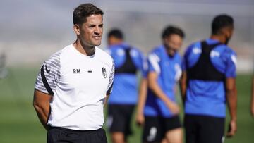 Robert Moreno, durante un entrenamiento del Granada.
