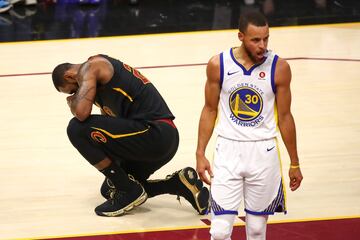 Imagen de Curry y LeBron tras finalizar el cuarto partido de la final de la NBA. 