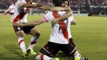 Lucas Alario celebra con Cavenaghi y Carlos S&aacute;nchez. 