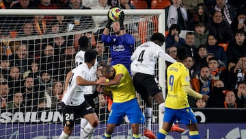 Ledesma, haciendo una parada ante el Valencia.