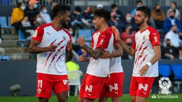 Jugadores del Almería celebran el gol de la victoria frente al Ibiza.