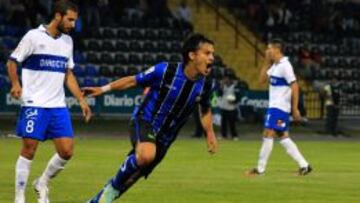 Espinosa festeja un gol por Huachipato ante la UC.