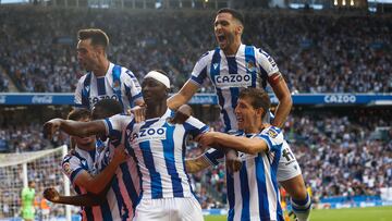 SAN SEBASTIÁN, 03/09/2022.- El delantero nigeriano de la Real Sociedad Sadiq Umar (c) celebra su gol, durante el partido de la cuarta jornada de LaLiga que disputan Real Sociedad y Atlético de Madrid, este sábado en el estadio Reale Arena de San Sebastián. EFE/ Javier Etxezarreta
