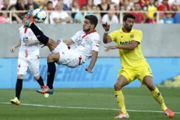El defensa portugués del Sevilla Daniel Filipe Martins Carriço (i) hace una chilena ante el defensa argentino del Villarreal Mateo Musacchio, durante el partido correspondiente a la trigésimo sexta jornada de Liga.