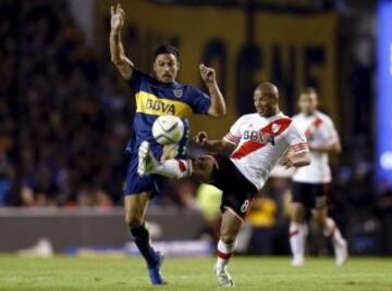 Daniel Osvaldo de Boca Juniors lucha la pelota con Carlos Sanchez de River Plate.