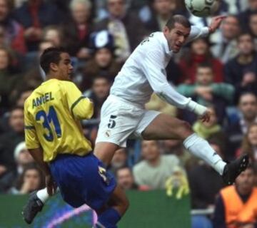 Zidane fue el otro goleador del partido. Marc¨® el segundo gol a los 33 minutos de juego. Un remate raso y ajustado al palo izquierdo.