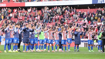 Los jugadores del Atlético celebran el triunfo ante el Valencia en el Metropolitano.
