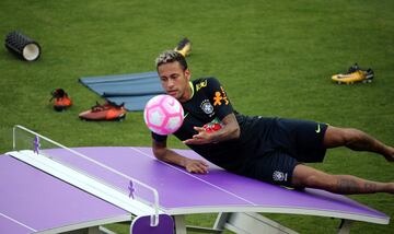 Neymar se divierte junto a Dani Alves jugando al Teqball