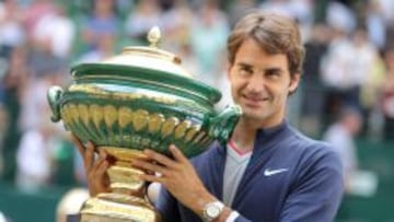 Federer, con su el s&eacute;ptimo trofeo que gana en Halle, Alemania.