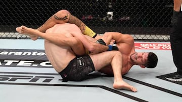 Joel &Aacute;lvarez somete a Alexander Yakovlev en el UFC 254.