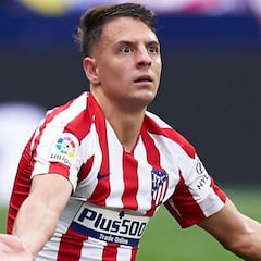 Santiago Arias ya toca la pelota y da alivio a Diego Simeone