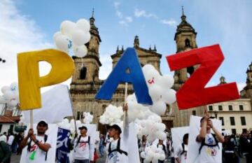 En Cartagena, Bogotá y varias ciudades del país se vivió un día de paz. La firma de los Acuerdos emocionó a los colombianos.