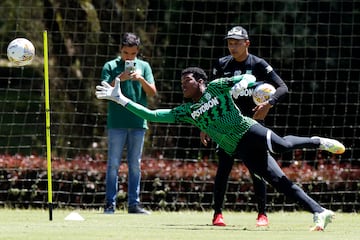 Atlético Nacional se pone al día en el calendario y este jueves enfrentará a Envigado en el Atanasio Girardot. Así se preparan los dirigidos por Hernán Darío Herrera.