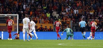 Eden Hazard, en una ocasión clarísima y con la portería vacía, mandó el balón al larguero tras deshacerse de Fernando Muslera.