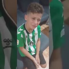 Vídeo: Niño llora desconsoladamente la salida de Sergio Canales a Monterrey